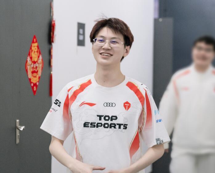 CLG横扫EDG，Meiko完成史诗逆转宿敌对决淘汰赛，留下经典瞬间的简单介绍