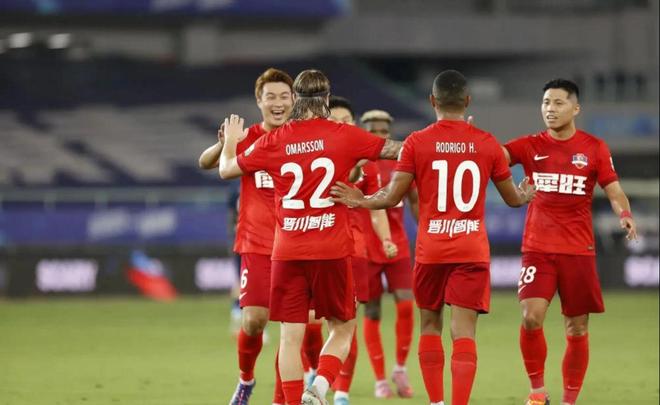 比赛中出现激烈逆转，球队庆祝惊险胜利