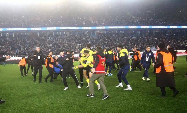 关于足球场上精彩对决,球迷热情高涨的信息 关于足球场上精彩对决,球迷热情高涨的信息