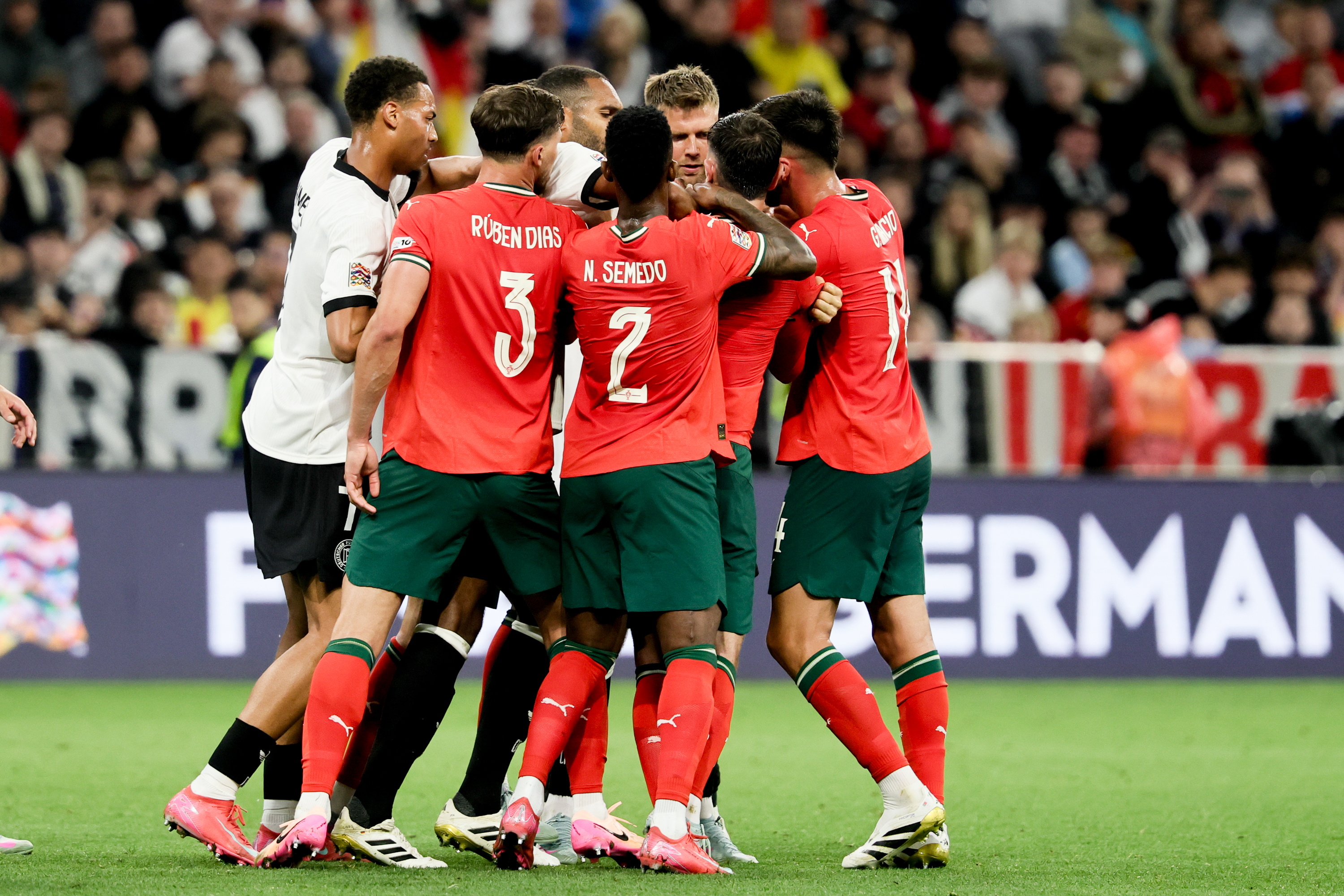 开云足球直播-关于欧国联比赛擂台对决，球队奋勇争胜的信息