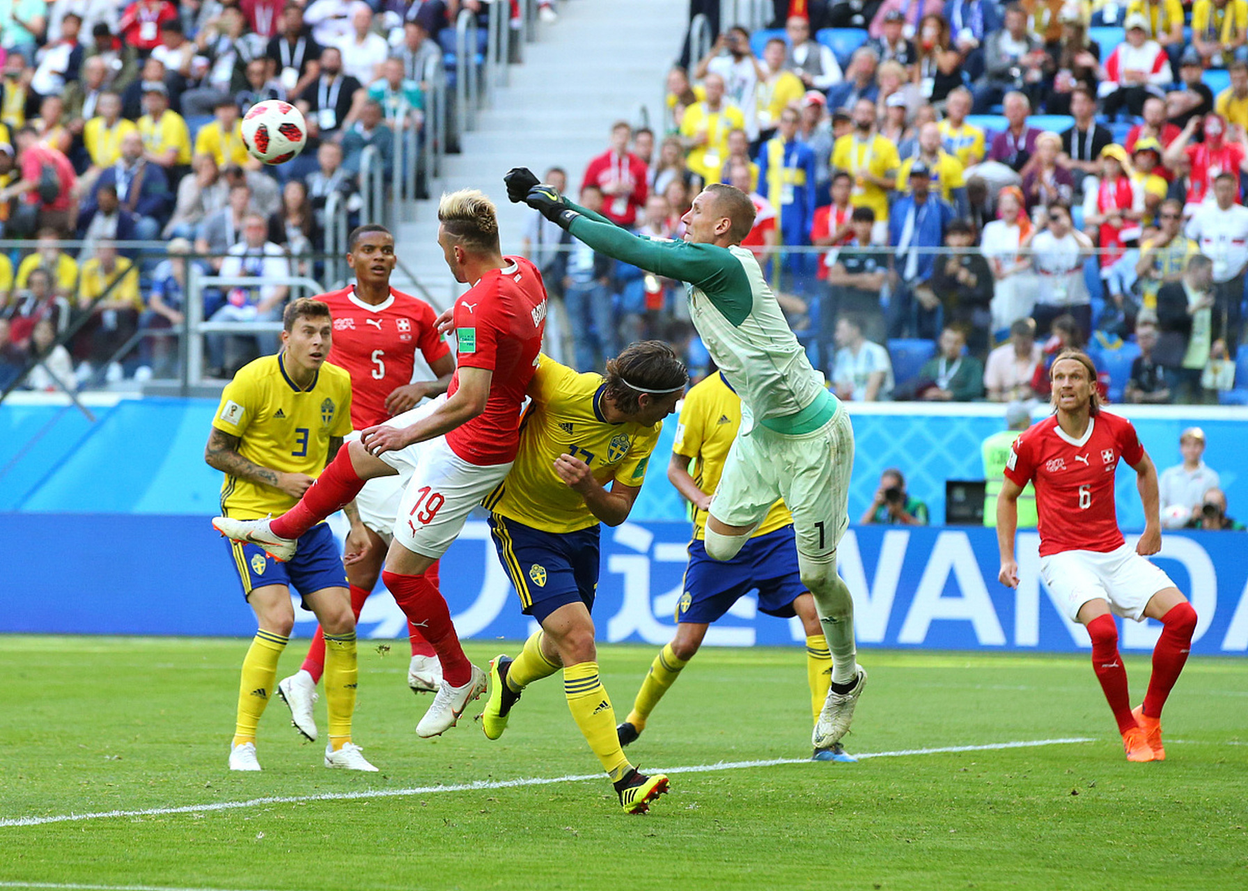 荷兰赢得挑战保持欧洲杯希望