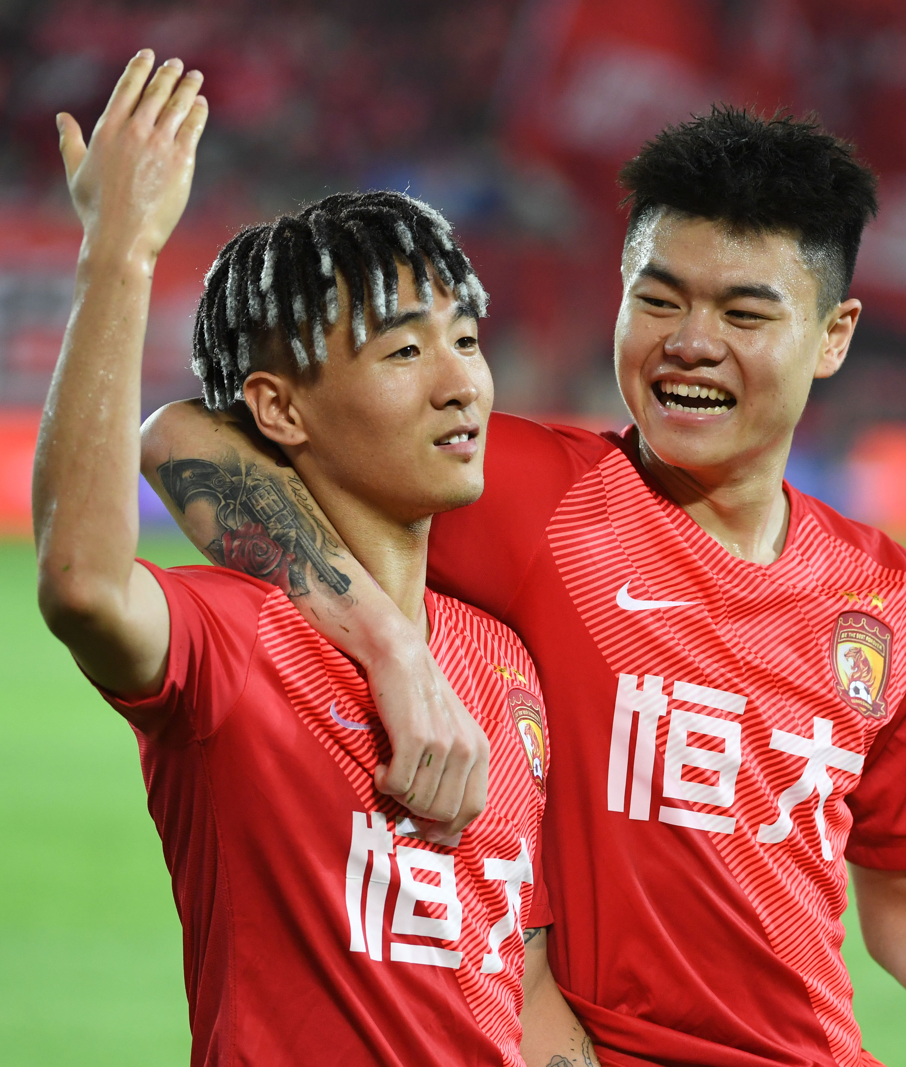 恒大中场包揽进球，轻松击败重庆