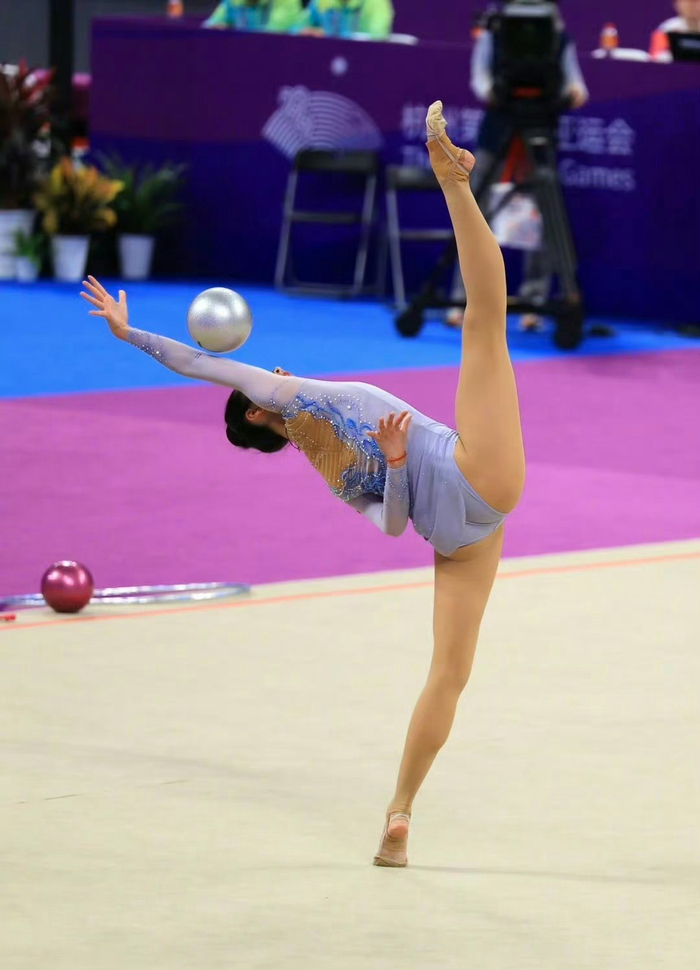 体操选手优美动作获评审高分
