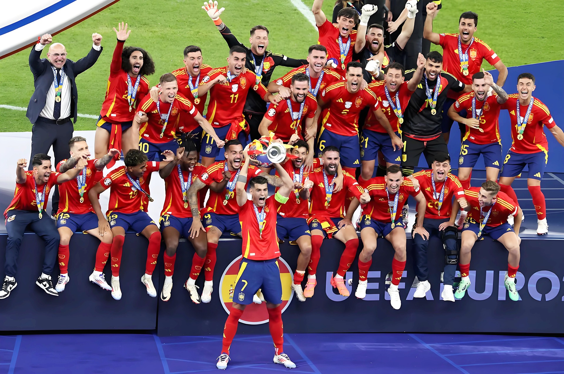 西班牙队球员集体发挥战无不胜