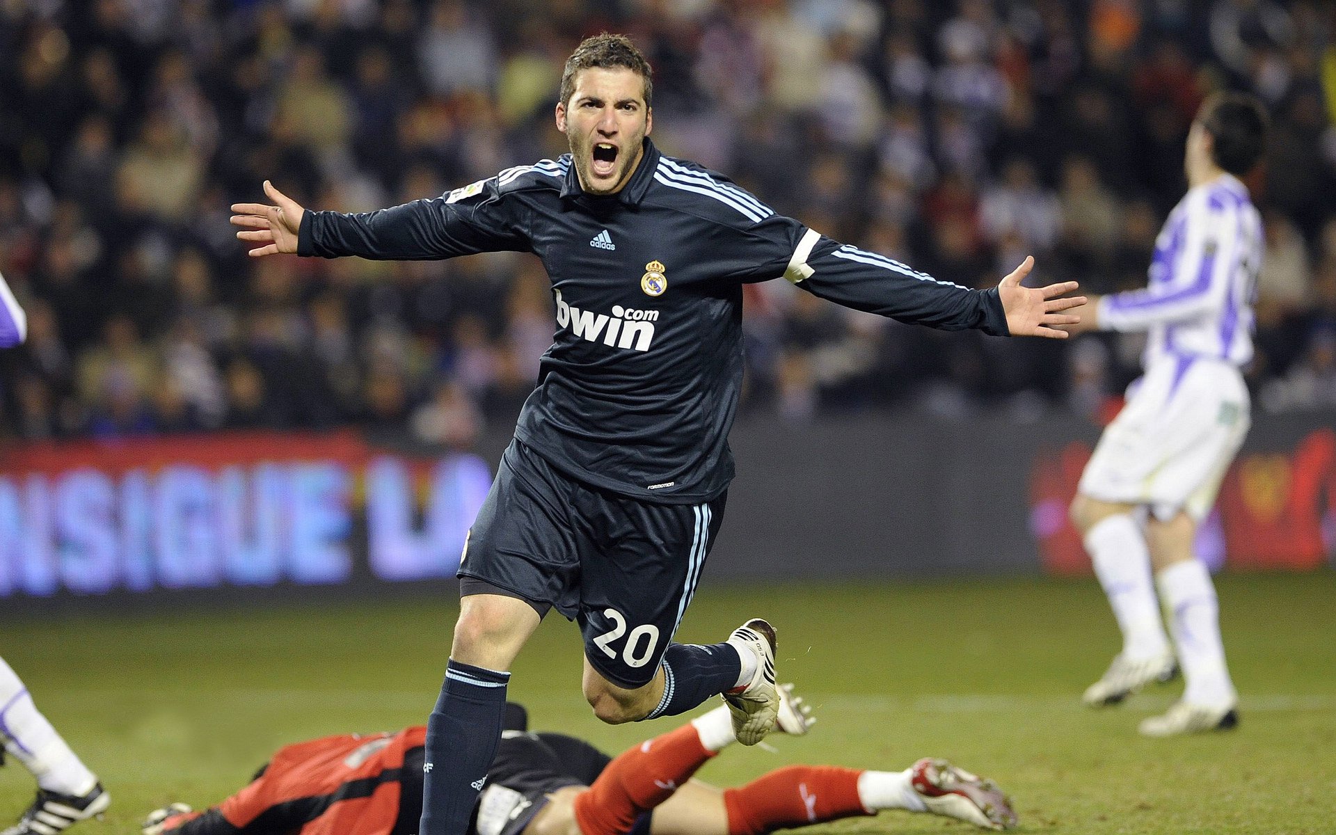 跨界统治力，从NBA黄蜂击溃尼克斯到欧冠决赛布克的接管艺术