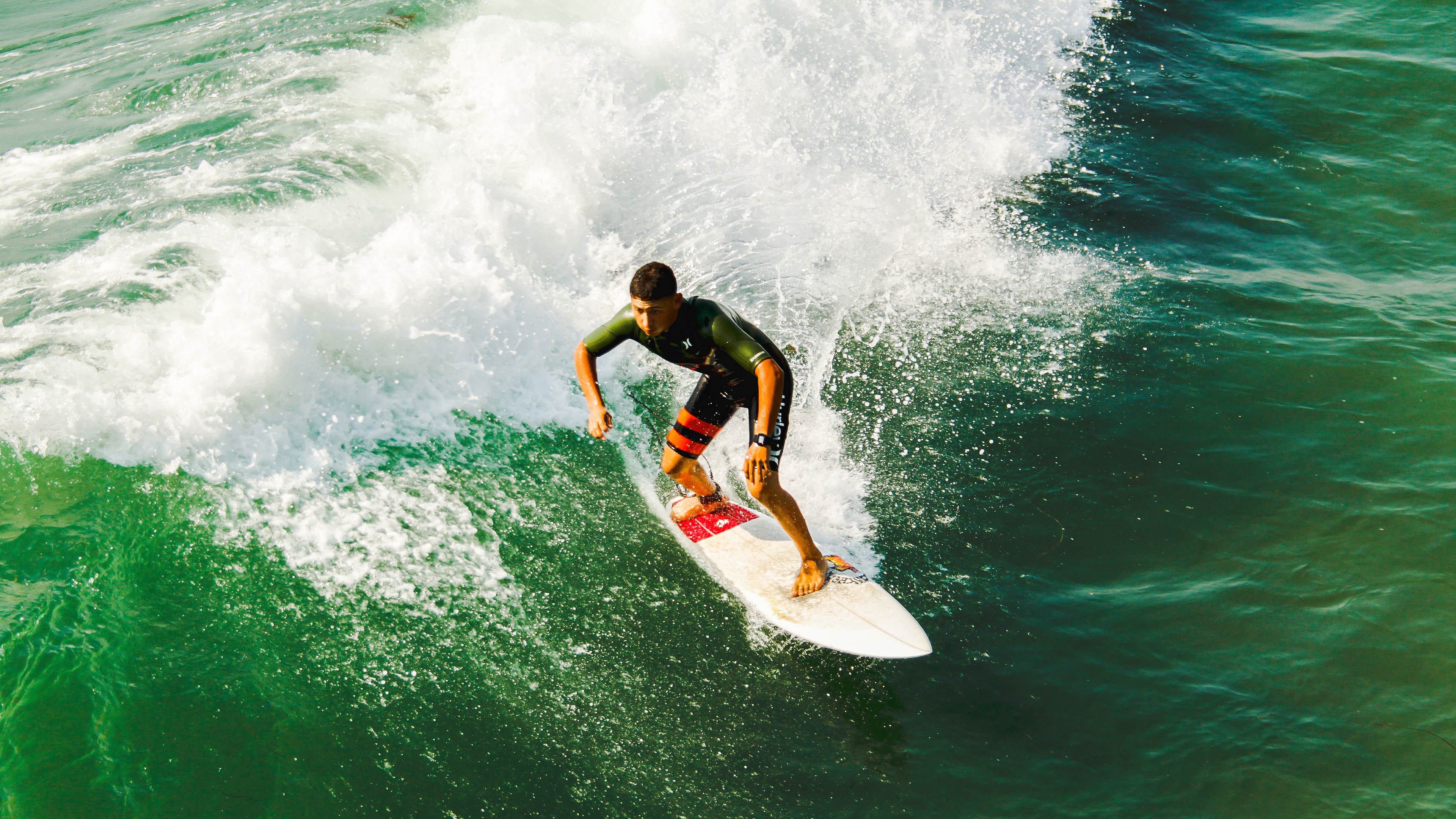 绝杀之夜与高光之巅，泰国足球的奇迹与李梓嘉的羽球风暴